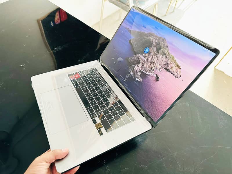 Apple Macbook pro 2019 core i9 32/512 4