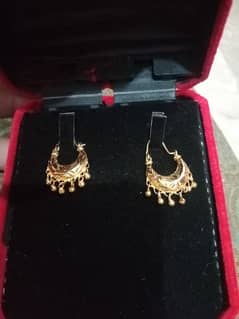 Gold Earrings new 1 dafa use hui hai bas wo b pehna kar dekhi thi