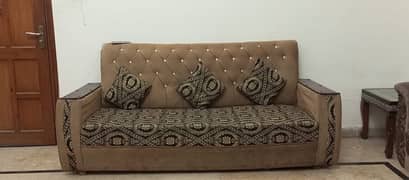 sofa 5 seater hai aur acchi condition mein 2 se 3 mah ka use hai