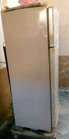 Dawlance fridge freezer and refrigerator cooling 100% in good conditio
