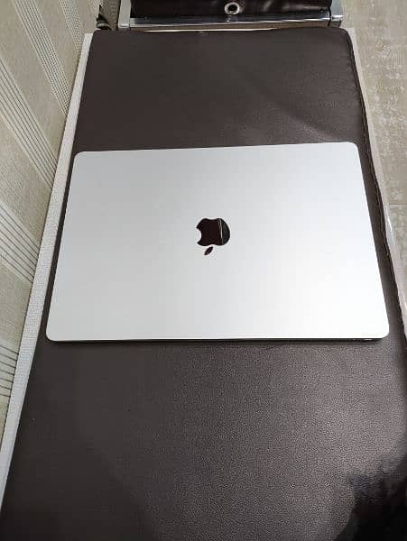 MacBook Pro retina display M1 i7 i9 10by10condition 0