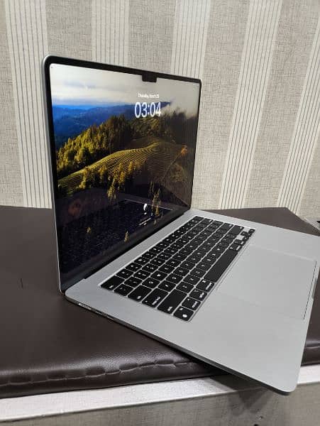 MacBook Pro retina display M1 i7 i9 10by10condition 4