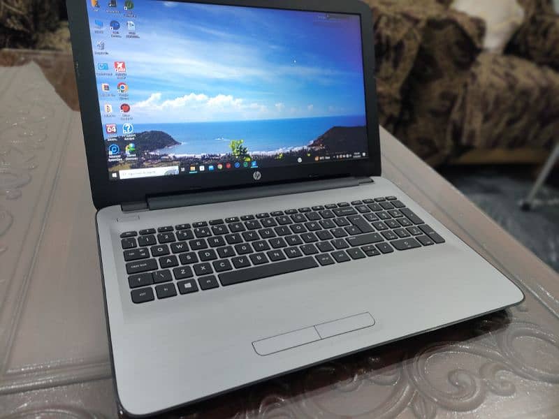 Laptop HP G6 Core i5, 8 GB ram, 256gb SSD  15.6" HD OLED  screen 5