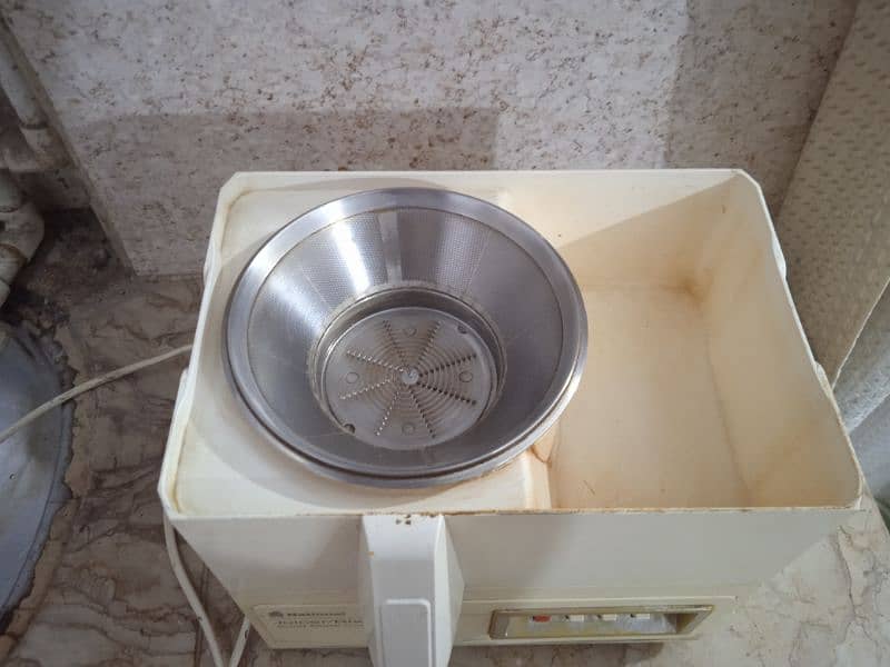 JUICER MACHINE IN GOOD CONDITION 2