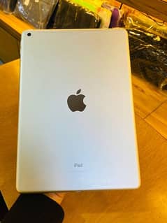 ipad 9th Generation Box Charger Cover 8months used 10/10