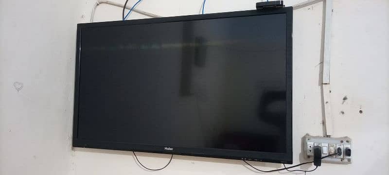 Haier 48" led 4k uhd  scratch less condition. whtsap +92 321- 520-5008 5