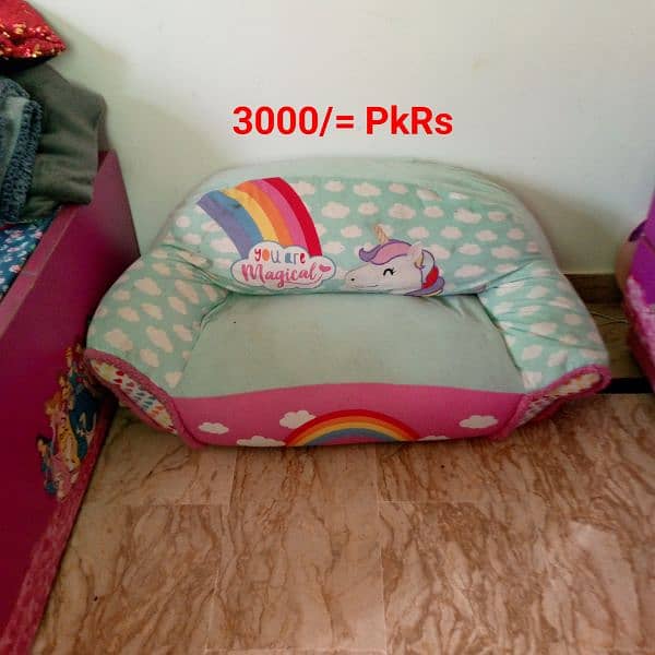 Single bed + soft toys 5
