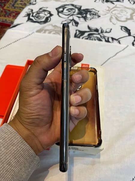 one plus 7pro full box dual aim offical approved set urgent sale 4