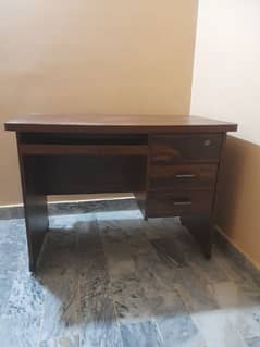 COMPUTER TABLE IN VERY GOOD CONDITION