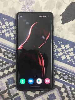 Samsung S10 in good condition.