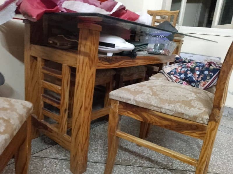 dining table for sell in new condition 2