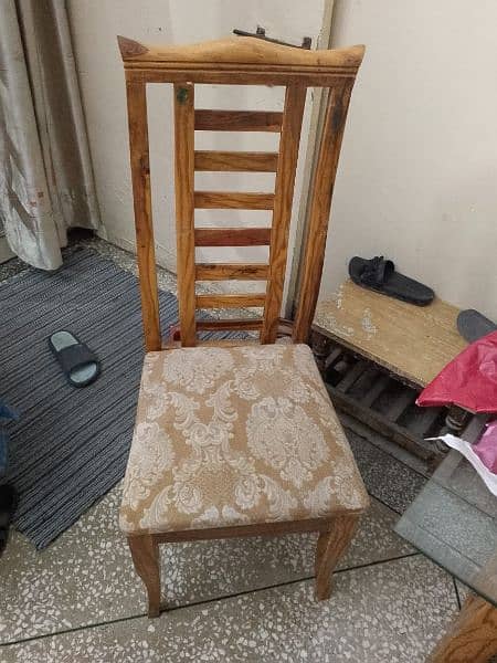 dining table for sell in new condition 3