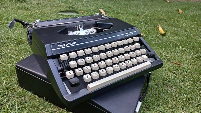vintage 1970s Silver reed typewriter 1