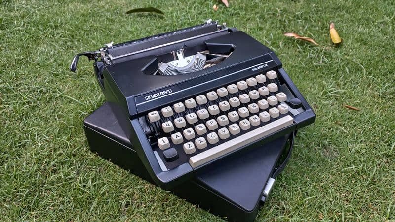 vintage 1970s Silver reed typewriter 4