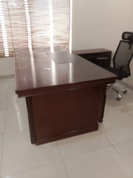 executive imported table and executive imported chair just like a new 4