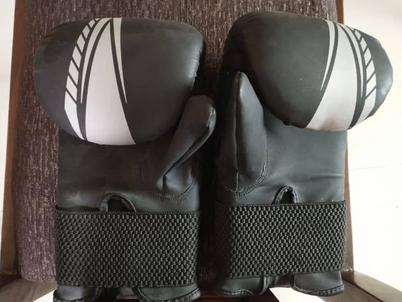 Leather MCD punching set black 3 week used hardly want to urgnt sell 2