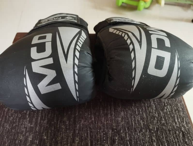 Leather MCD punching set black 3 week used hardly want to urgnt sell 6