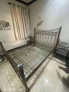 IRON BED with sidetables