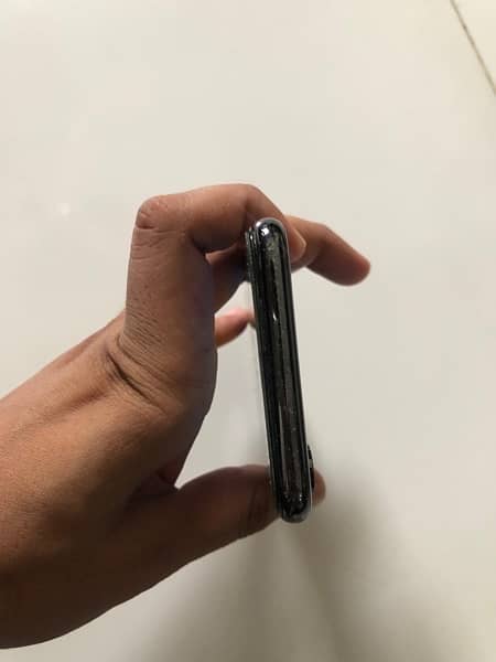 iPhone X - 64GB black color 3