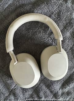 SONY WH-1000 XM5 (10/10 Condition)