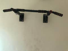 Pull up bar with grips