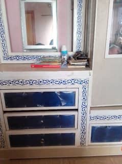 dressing table in normal condition