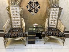 king size chair and center table