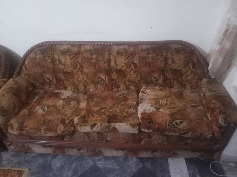 sofa available in good condition 3