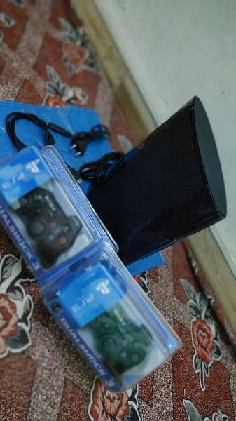 500gbGB ps3 slim 45 games install with 2 controller 3