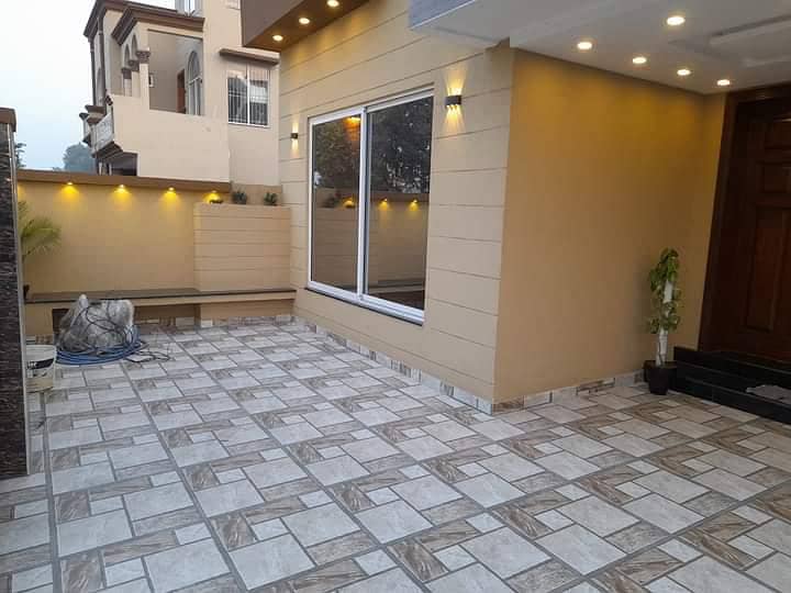 10 marla Brand new house for rent in Talha Block Bahria Town Lahore 1