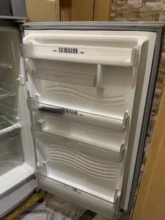 Dawlance refrigerator used hai pr bilkul new condition mein hai