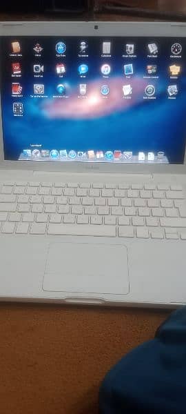 Apple laptop 0