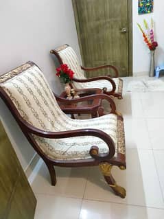 - 2 traditional chairs
- A set of 2 fancy chairs