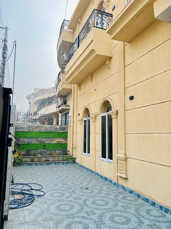 10 Marla House For Sale in Wapda Town Gujranwala 1