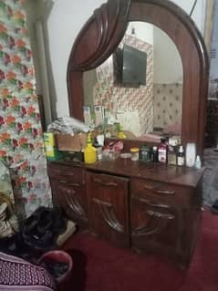I'm selling used dressing table