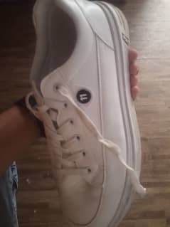white snakers shoes size 9