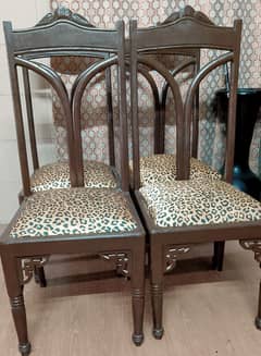 Set of 4 wooden chairs