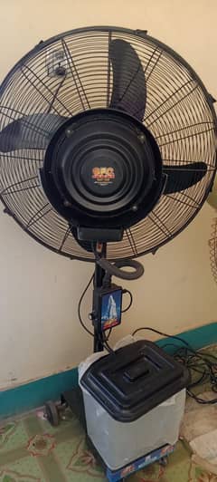 Cooling fan with water