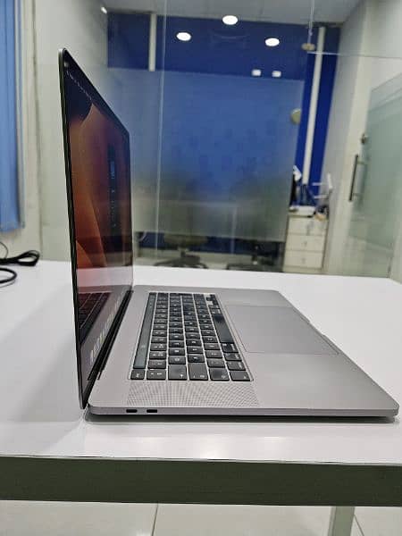 Macbook Pro 2019, intel i7, 16GB RAM, 512GB Storage 4