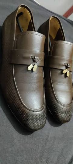 logo brown  formal shoes