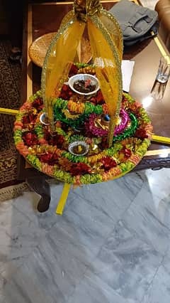 Mehndi thaal with small plates