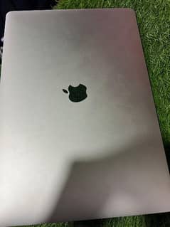 MacBook pro (15-inch 2018) core i7 16GB