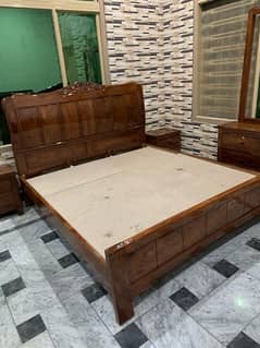 Seesham Solid wood bed set King size (jis ko phchan Ho wohi call krain