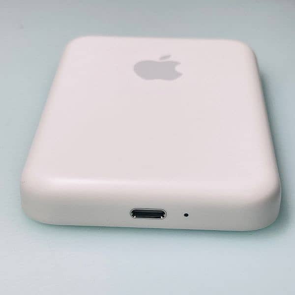 **20% OFF SALE **Apple 5000mAh MagSafe Wireless PowerBank Universal 8