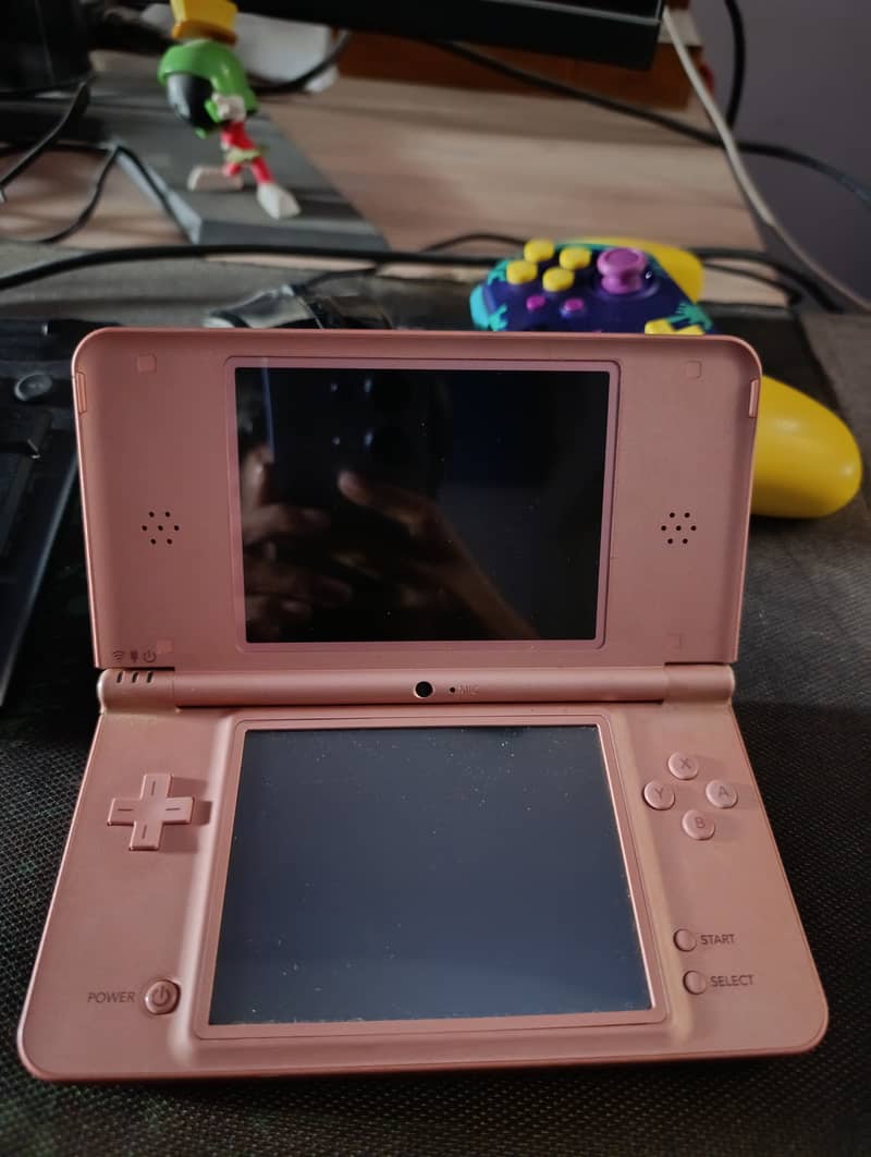 Nintendo DSi XL 0