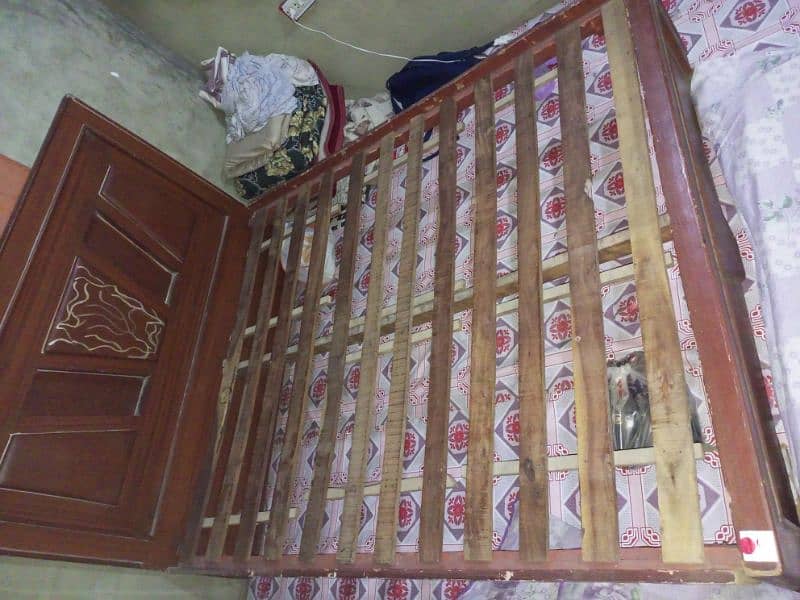 Double bed without mattress want to sell urgently 0