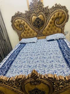 king bed set with two side tab 10/10 les with large dressing table