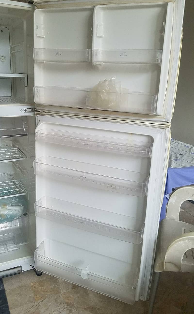 like new 15 Cubic feet IMPORTED SANYO FRIDGE 2