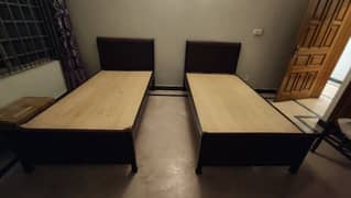 2 single beds with middle table
