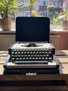 Olympia Traveller Deluxe Portable Typewriter with Cover box
